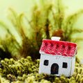 カラフルな屋根の家（赤・緑）｜苔テラリウム用ミニチュア
